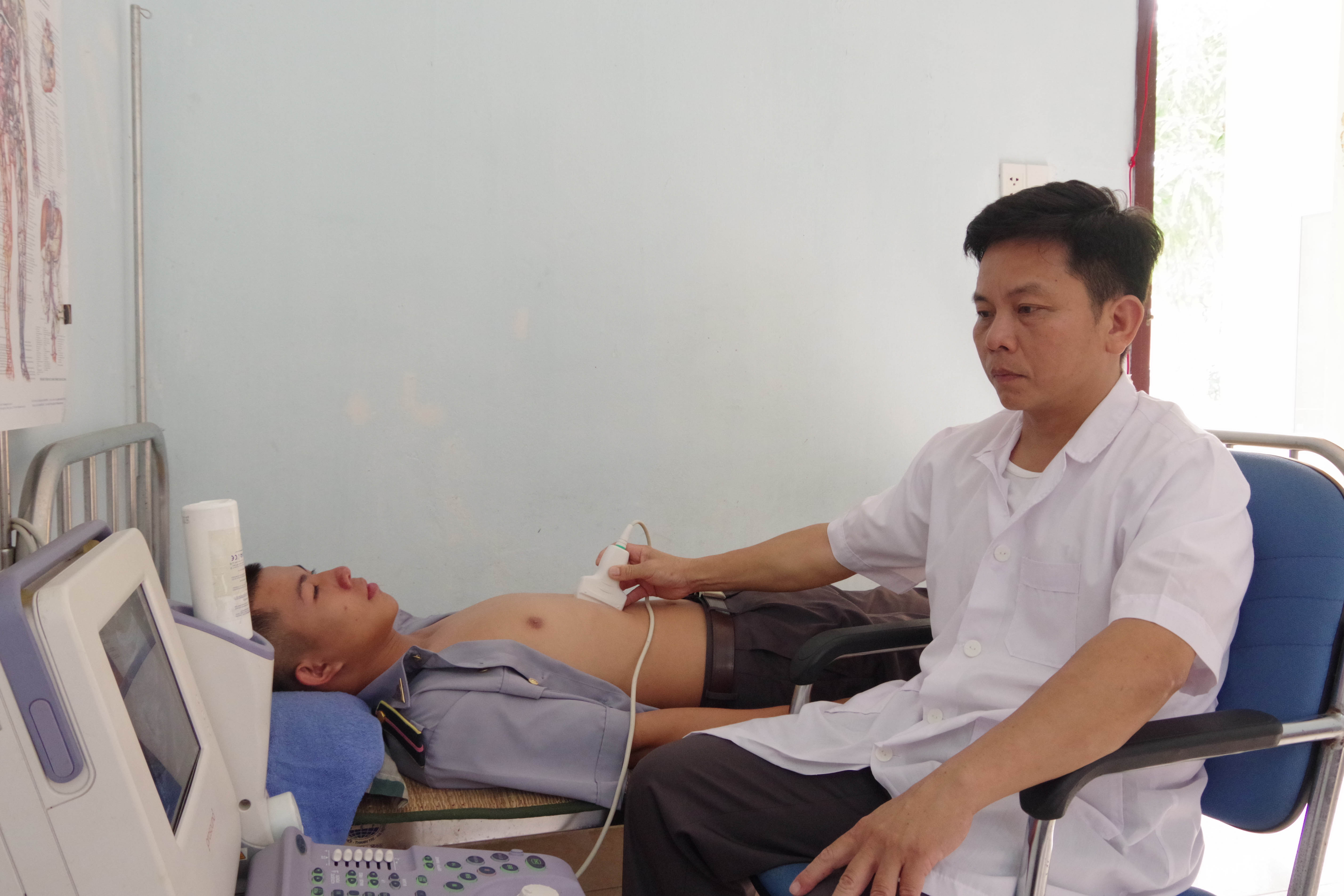 Khám bệnh, tư vấn sức khỏe cho cán bộ, thuyền viên Chi đội Kiểm ngư số 4