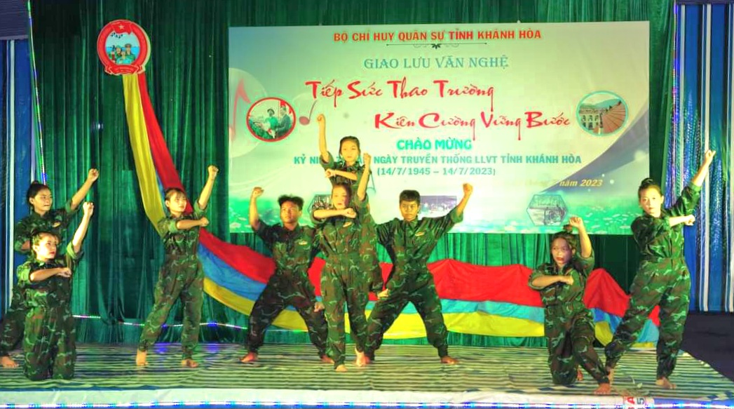 Đội văn nghệ Bộ Chỉ huy Quân sự tỉnh Khánh Hòa biểu diễn phục vụ bộ đội và nhân dân xã Khánh Hiệp