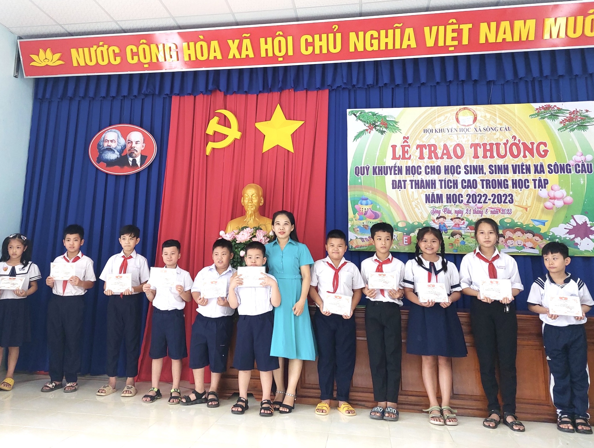 Trao thưởng, tặng học bổng cho 190 học sinh, sinh viên