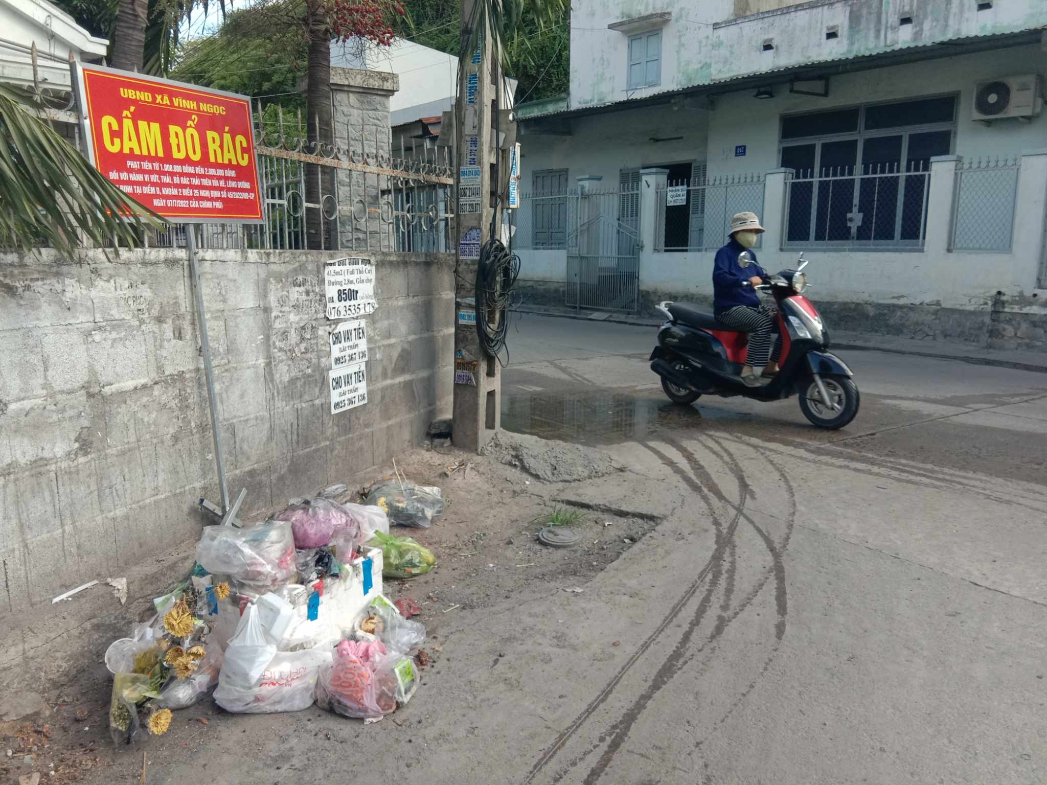 Bỏ rác nơi bảng cấm