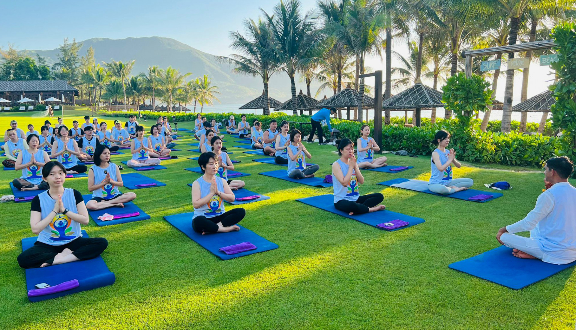 Khách du lịch tập yoga với sự hướng dẫn của huấn luyện viên người Ấn Độ tại Khu nghỉ dưỡng The Anam Cam Ranh.