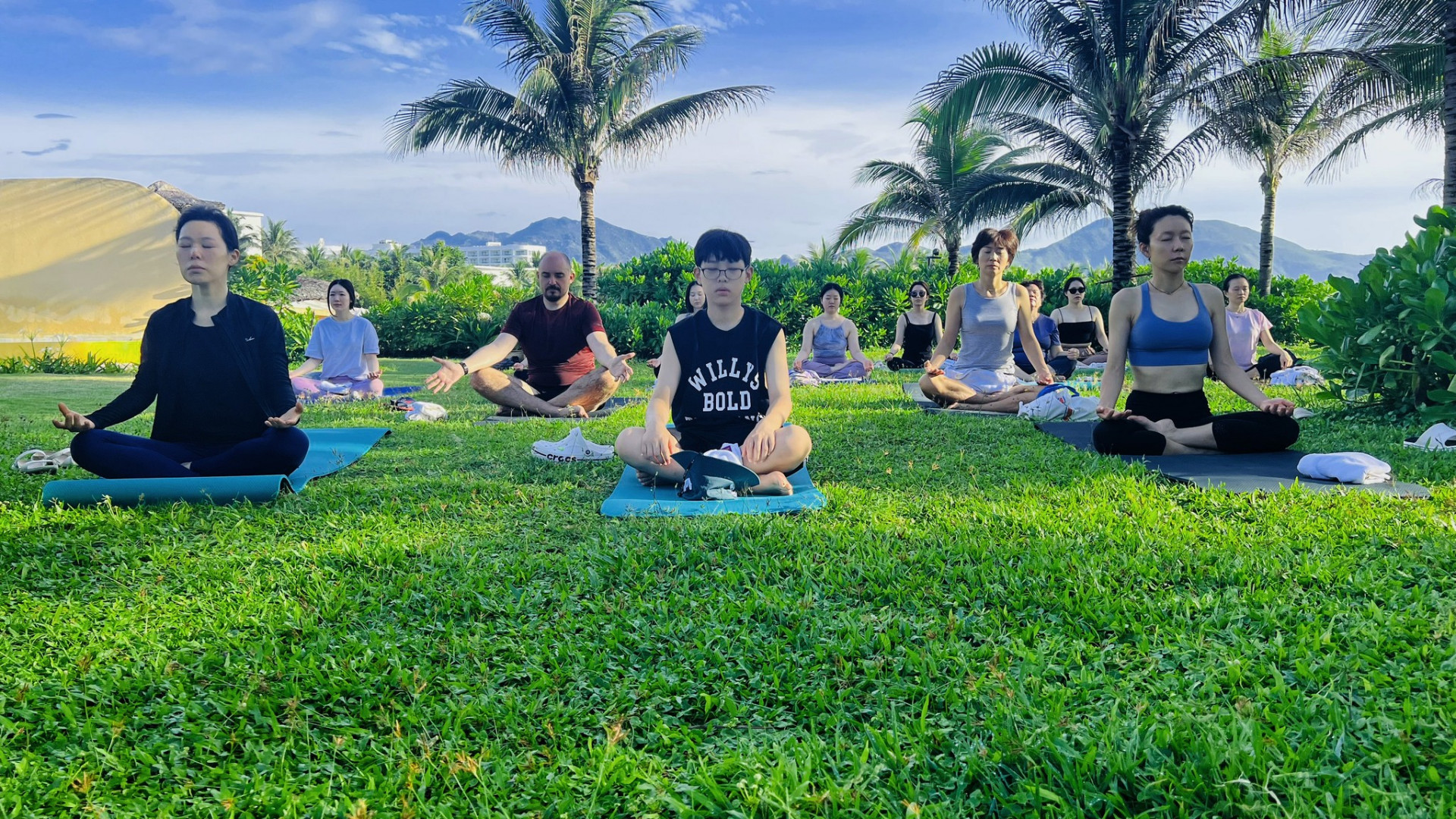 Khách du lịch tập yoga tại Khu nghỉ dưỡng Ana Mandara Cam Ranh.