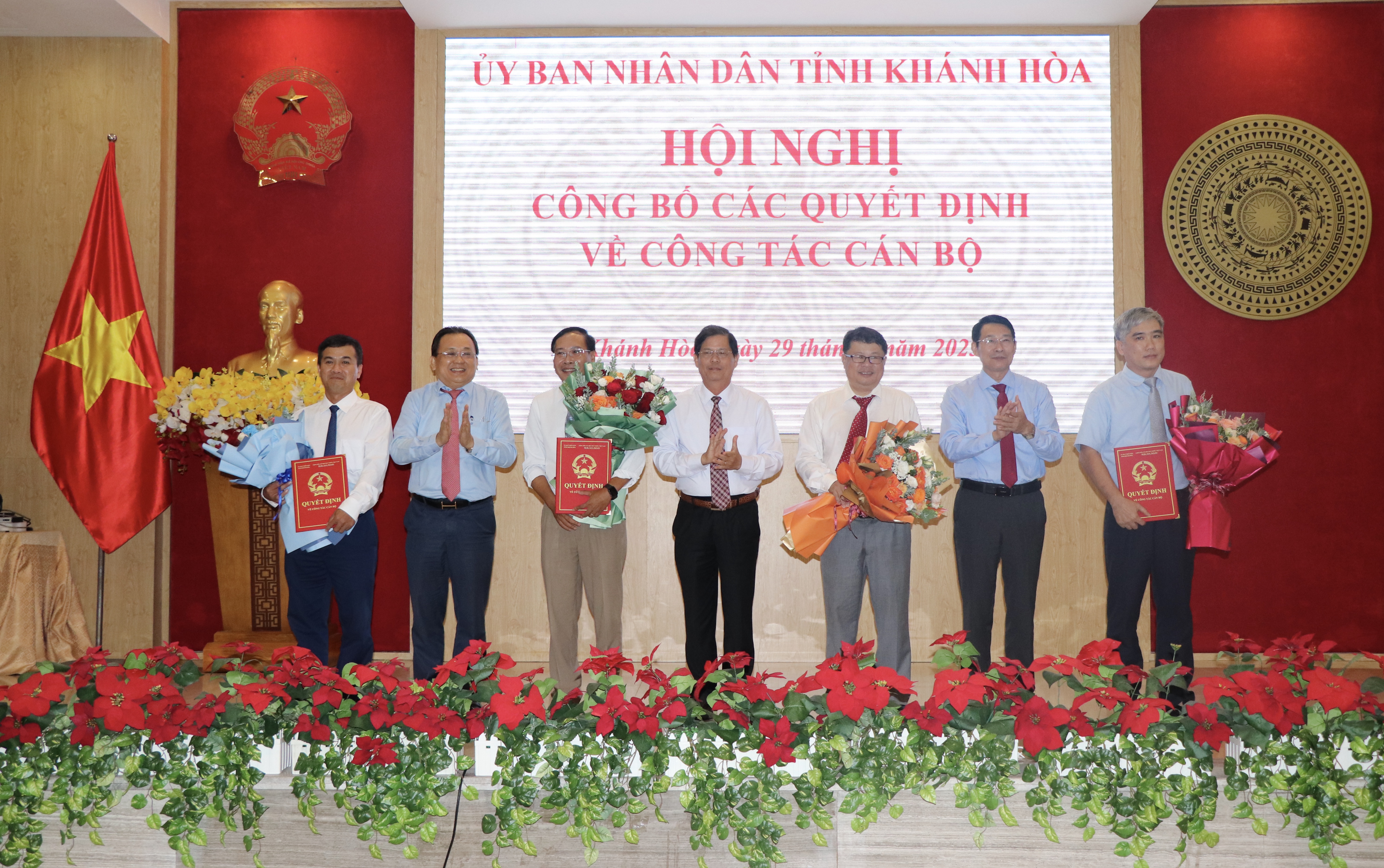 UBND tỉnh Khánh Hòa:: Công bố và trao 4 quyết định điều động, bổ nhiệm cán bộ