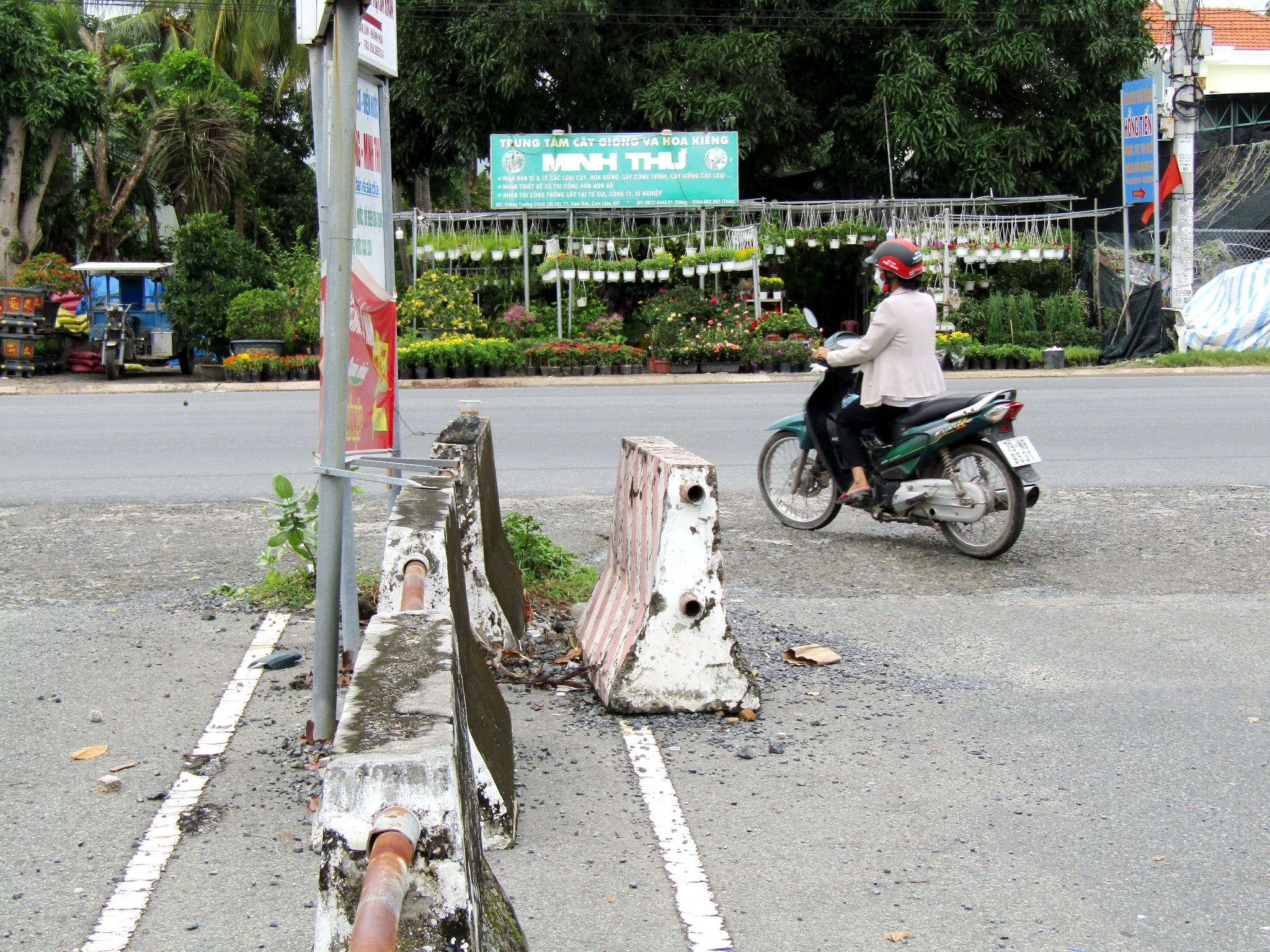Cần di dời khối bê tông dải phân cách thừa