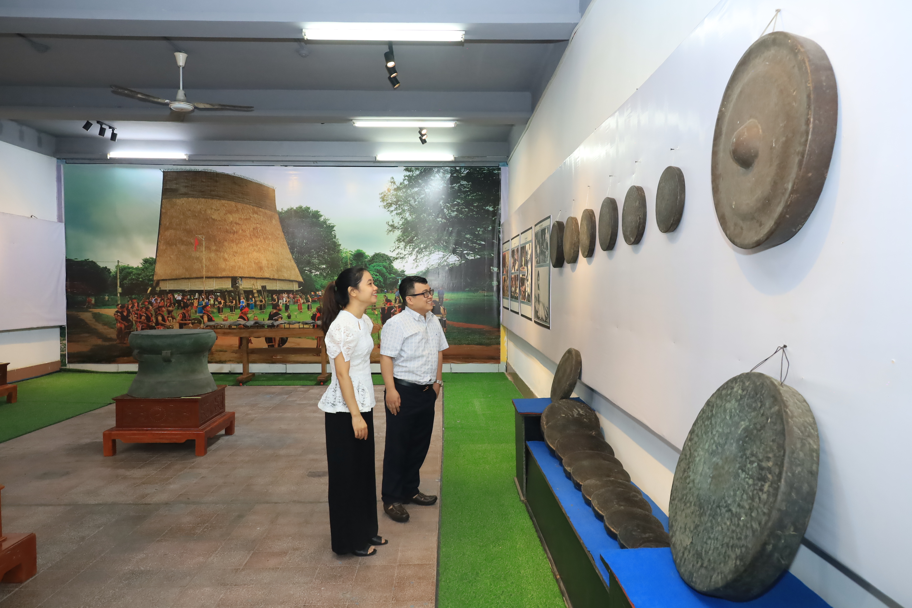 Không gian giới thiệu bộ chiêng của đồng bào Ê-đê và bộ mã la của đồng bào Raglai.