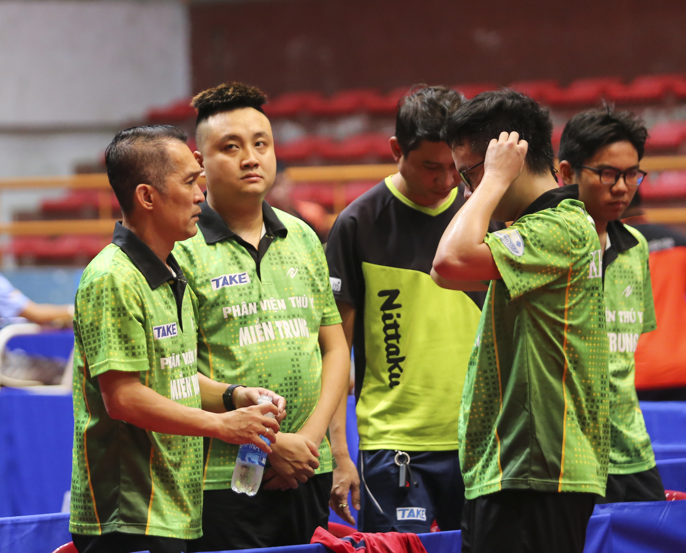 Đoàn Kiến Quốc (ngoài cùng bên trái) - tài năng một thời của bóng bàn Khánh Hòa.