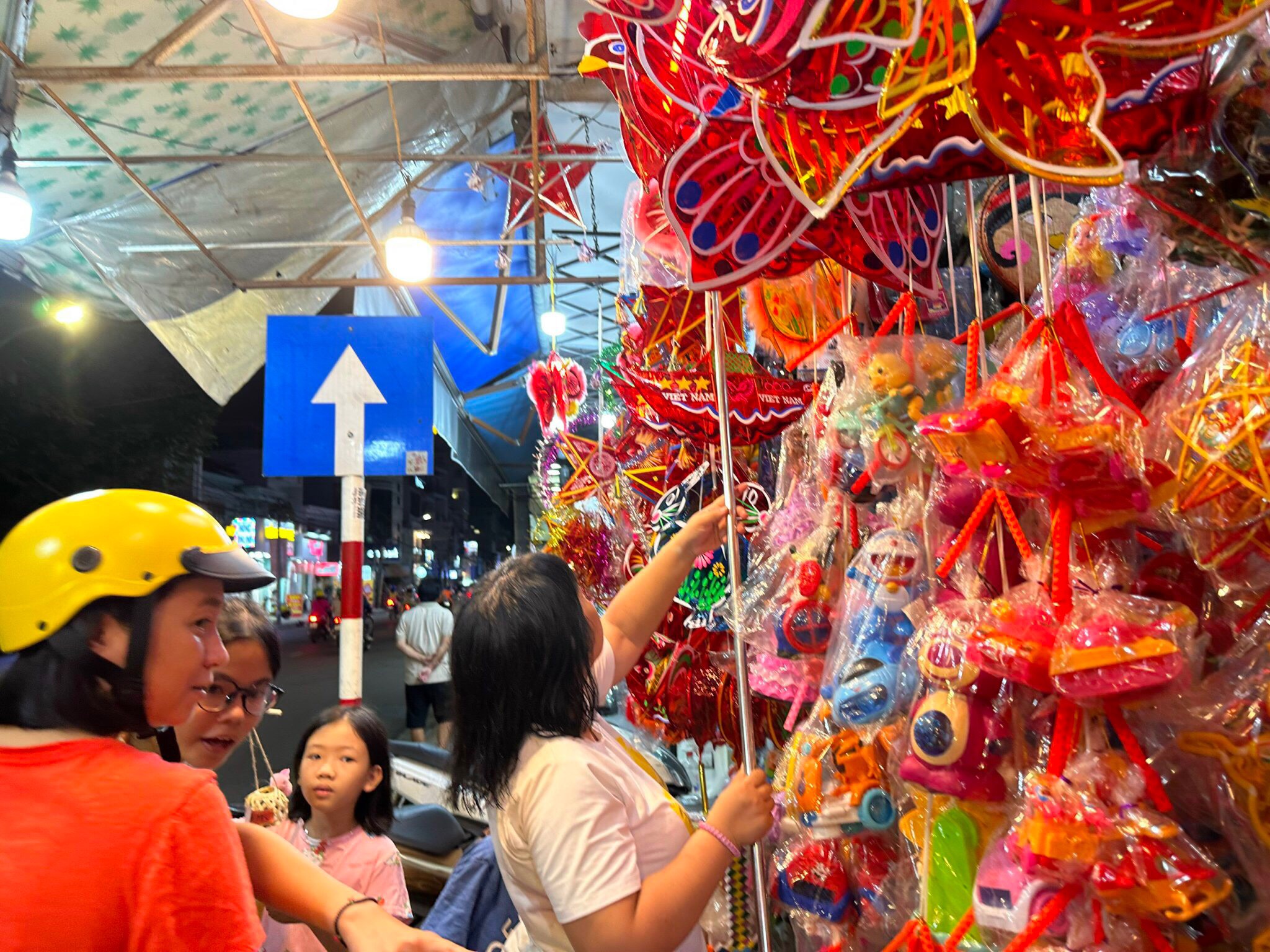 Người dân chọn mua lồng đèn trên đường Nguyễn Trãi.