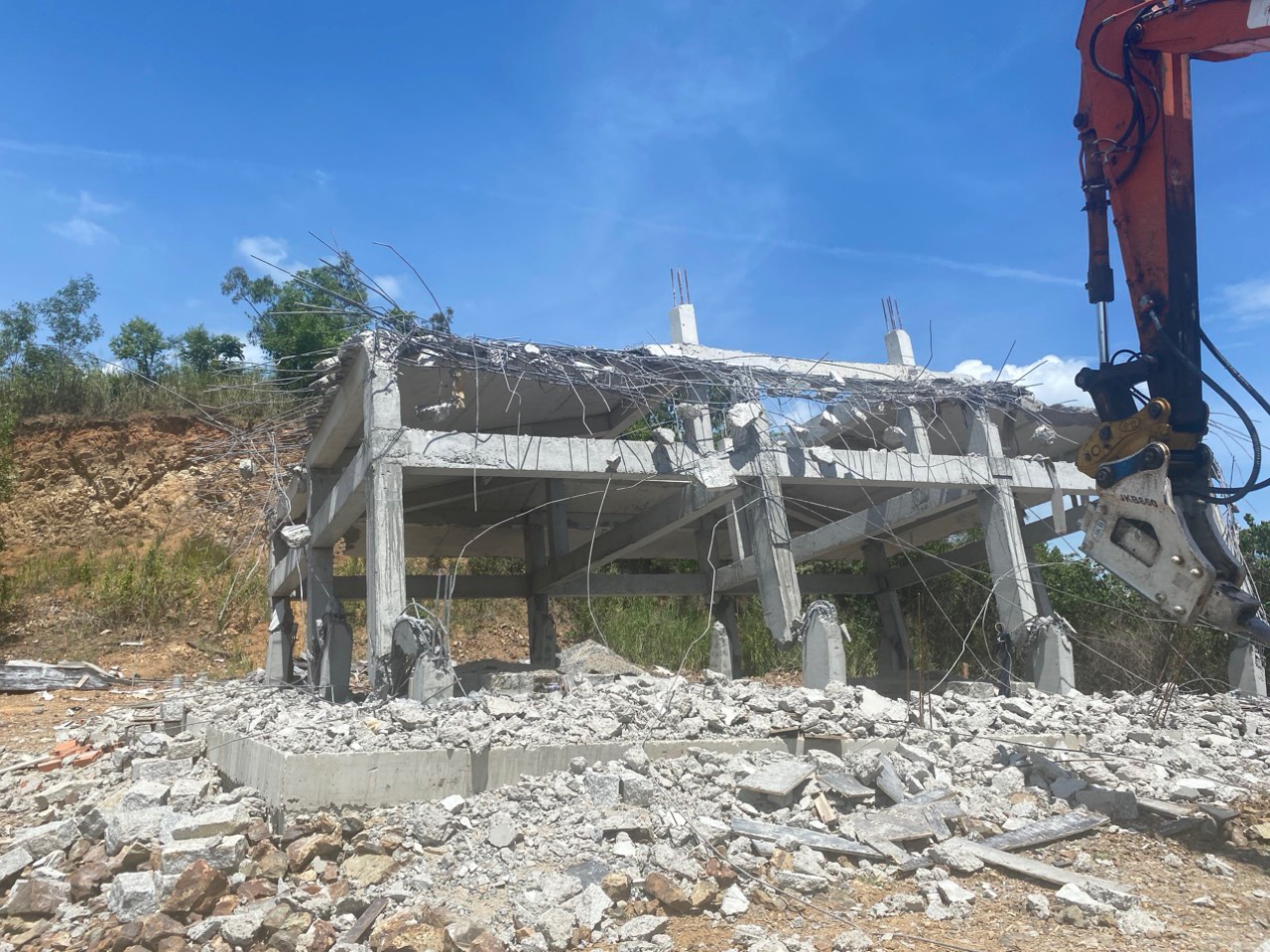 Tháo dỡ công trình xây dựng trái phép ở phường Vĩnh Hải