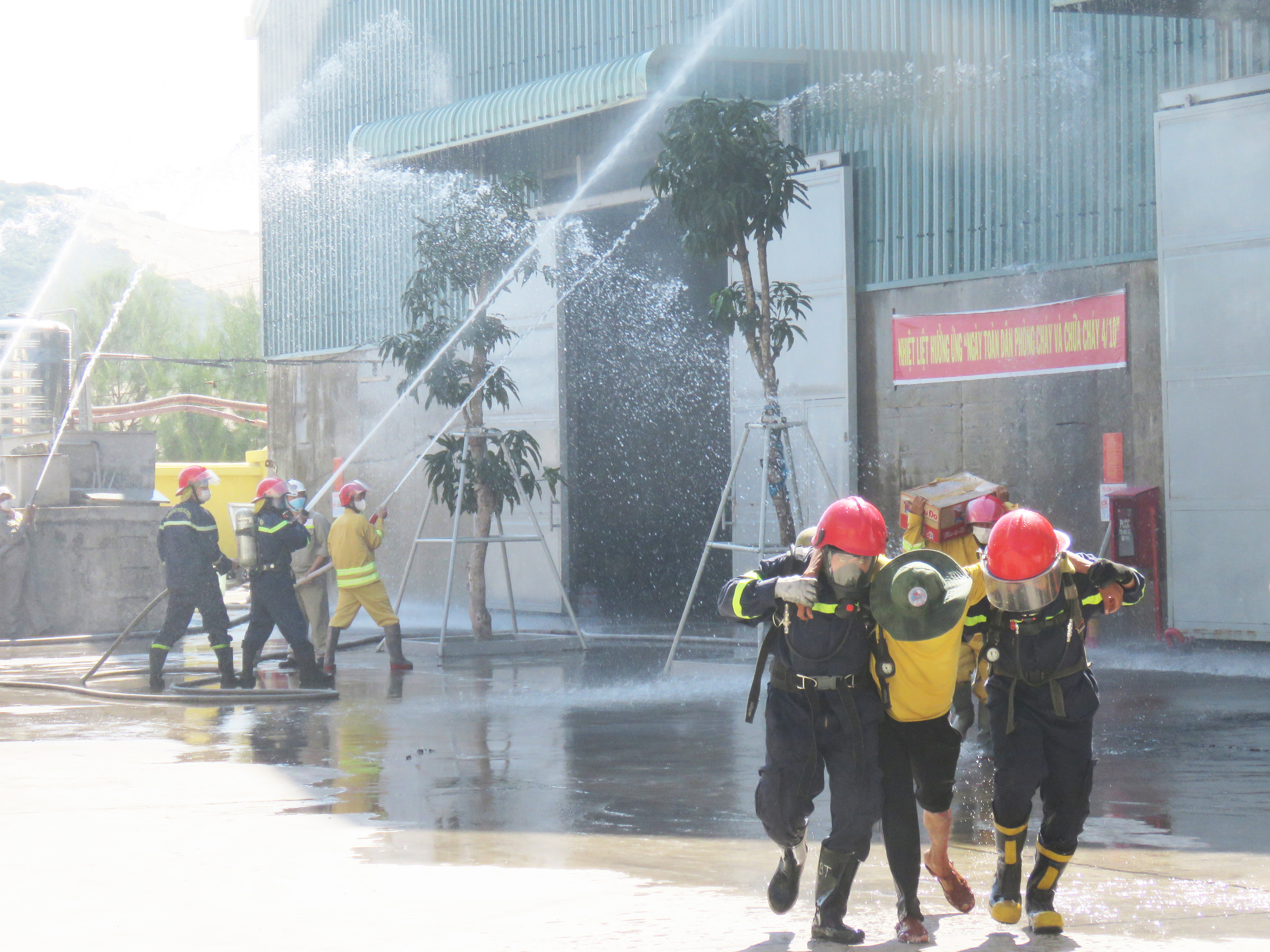 Hơn 100 người diễn tập chữa cháy tại công ty kinh doanh than