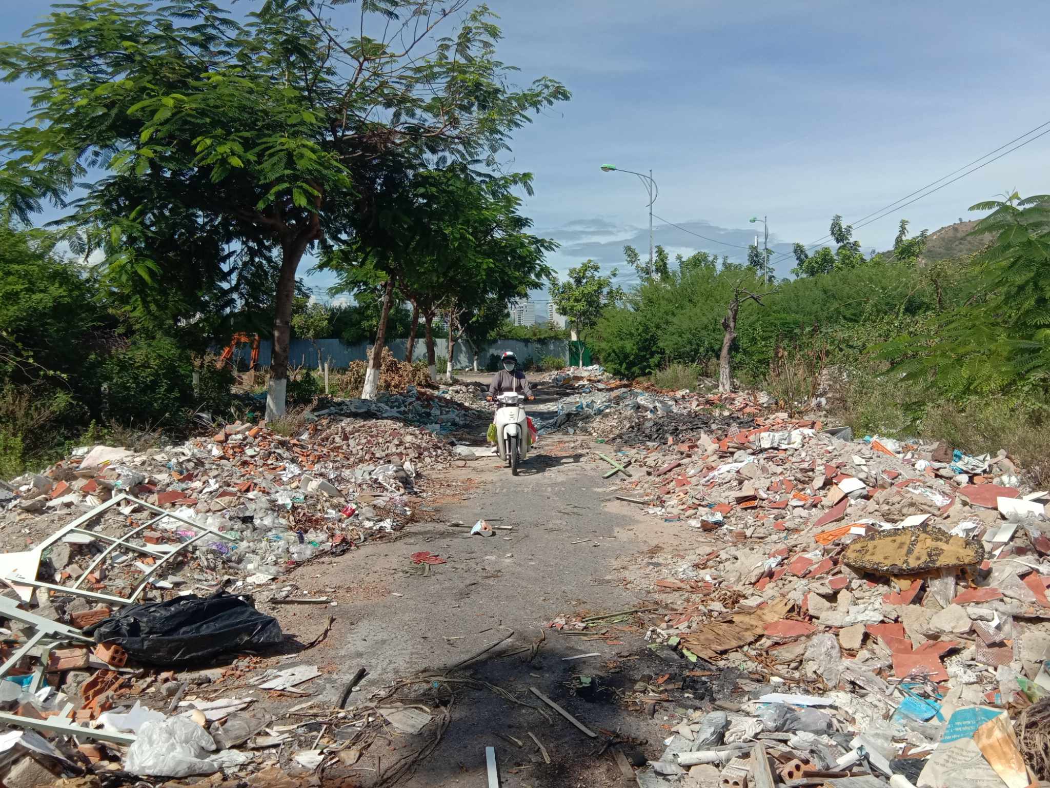 Con đường thành bãi rác