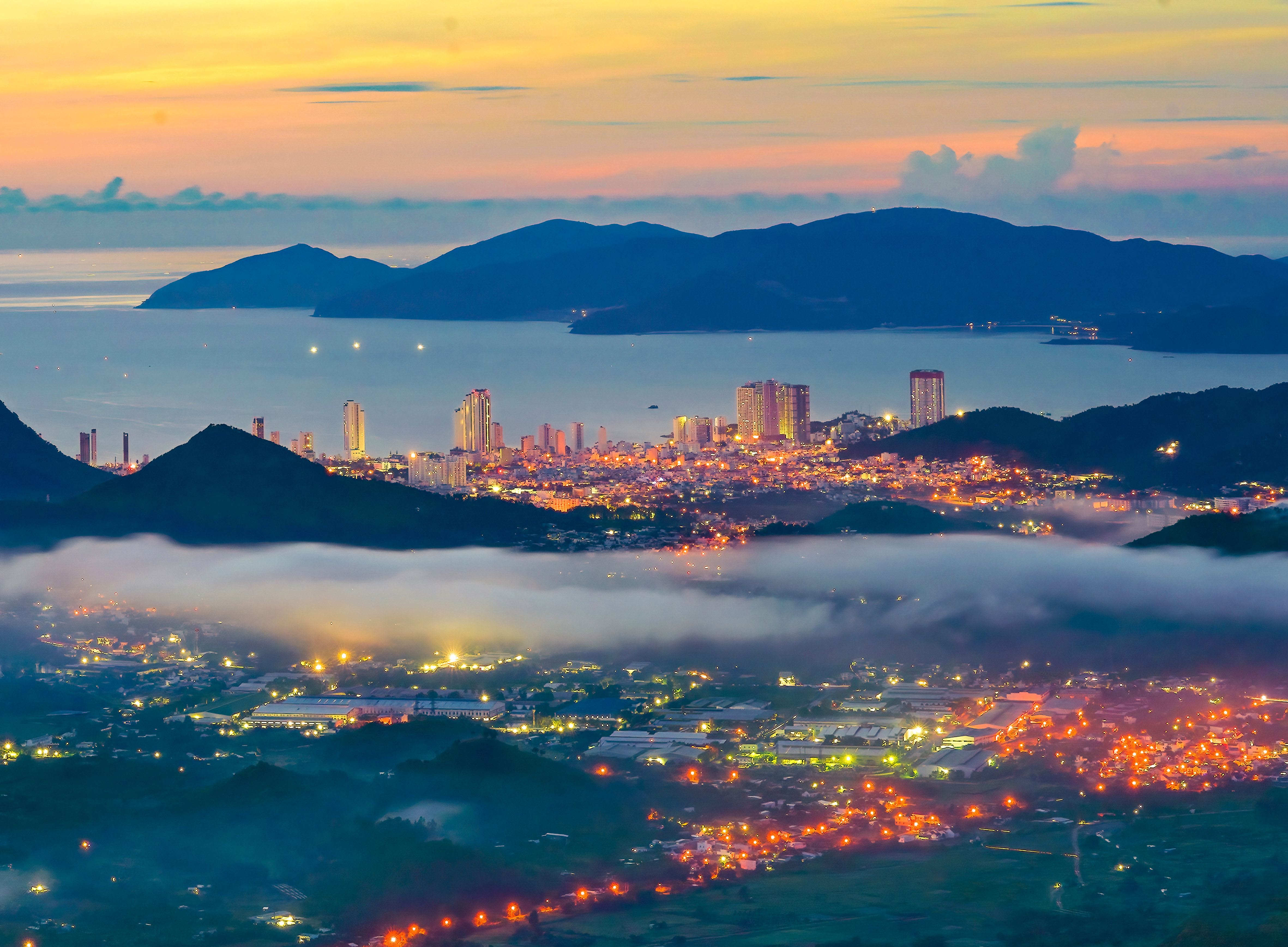 Toàn cảnh TP. Nha Trang dưới ánh đèn thật ấn tượng ẩn hiện sau lớp sương mù.