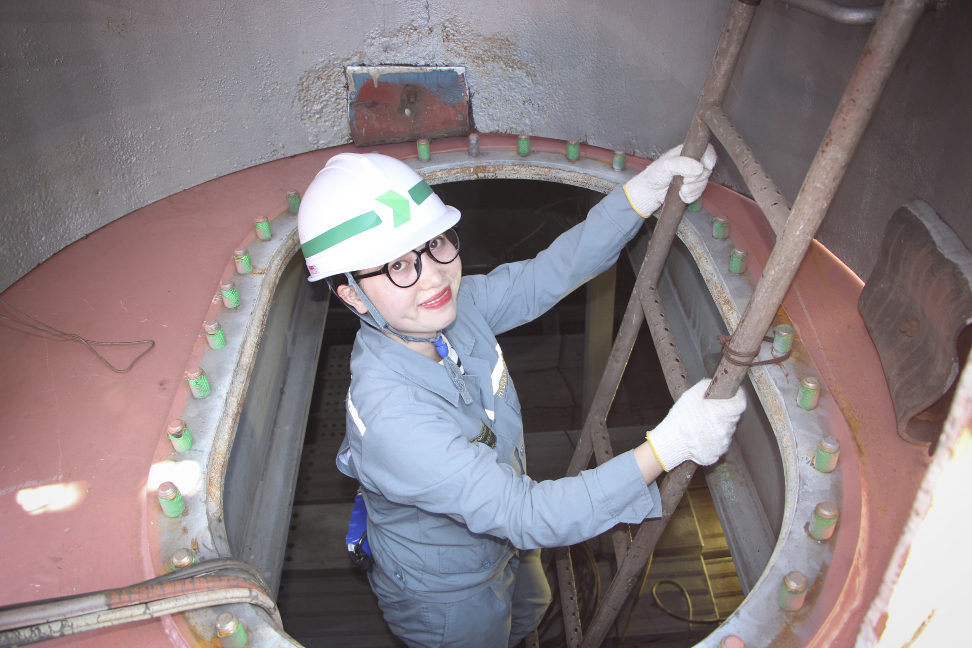 Kỹ sư Hoàng Thị Thu Uyên di chuyển từ tầng hầm lên kiểm tra các vị trí trên sàn tàu.