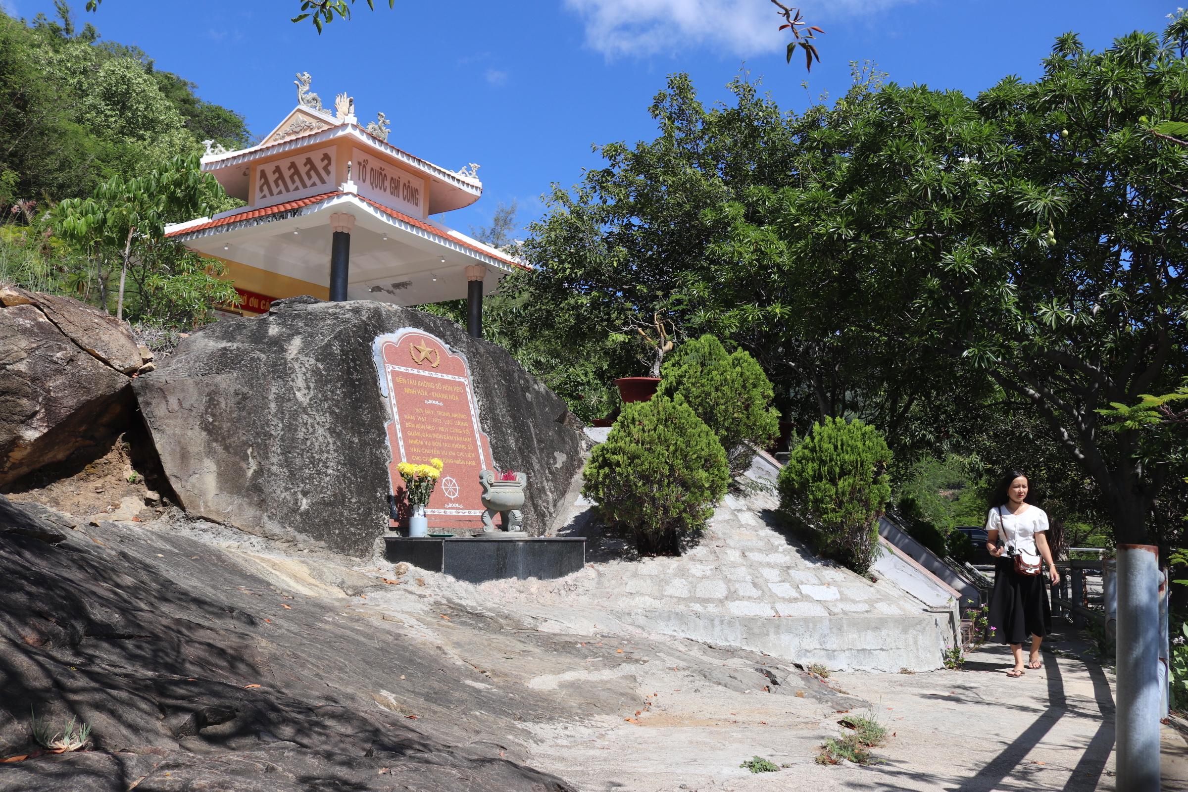 Người dân đến thắp hương tại Khu lưu niệm di tích Tàu C235 (xã Ninh Vân).