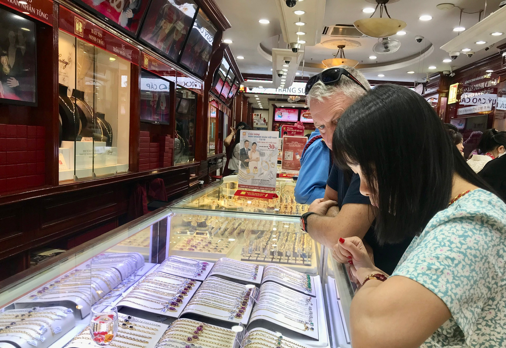 Giá vàng tiếp tục giảm