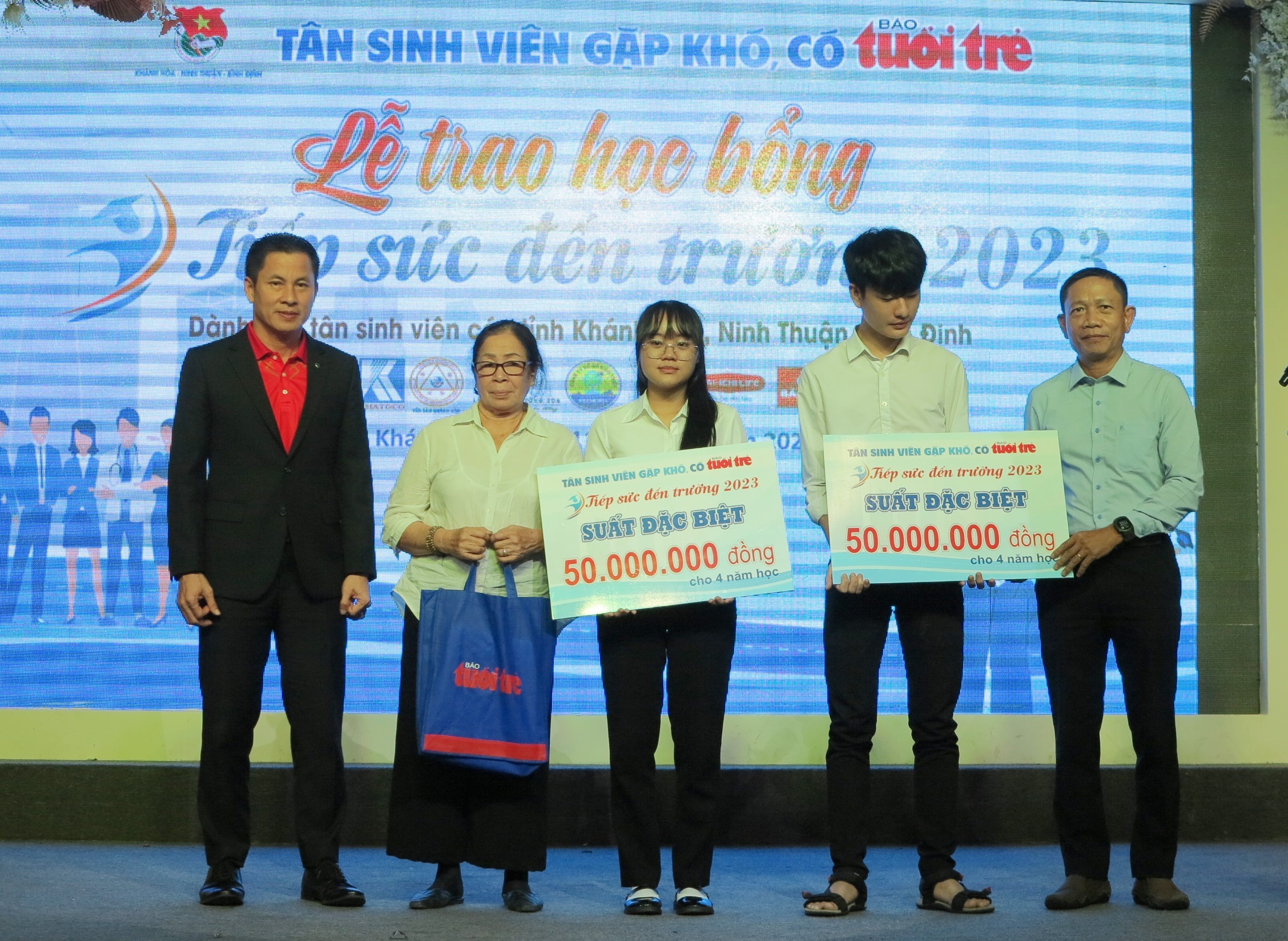 Báo Tuổi Trẻ trao 50 suất học bổng “Tiếp sức đến trường" cho tân sinh viên