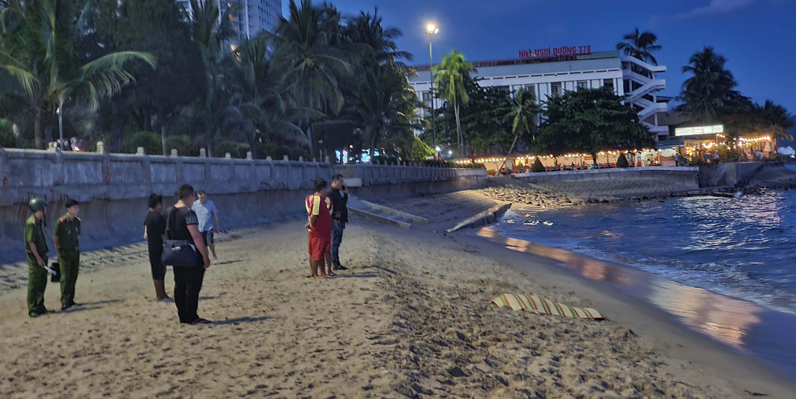 Phát hiện thi thể người đàn ông dạt vào bãi biển Nha Trang