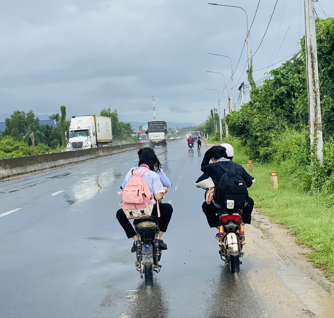 Học sinh không đội mũ bảo hiểm, đi ngược chiều trên Quốc lộ 1