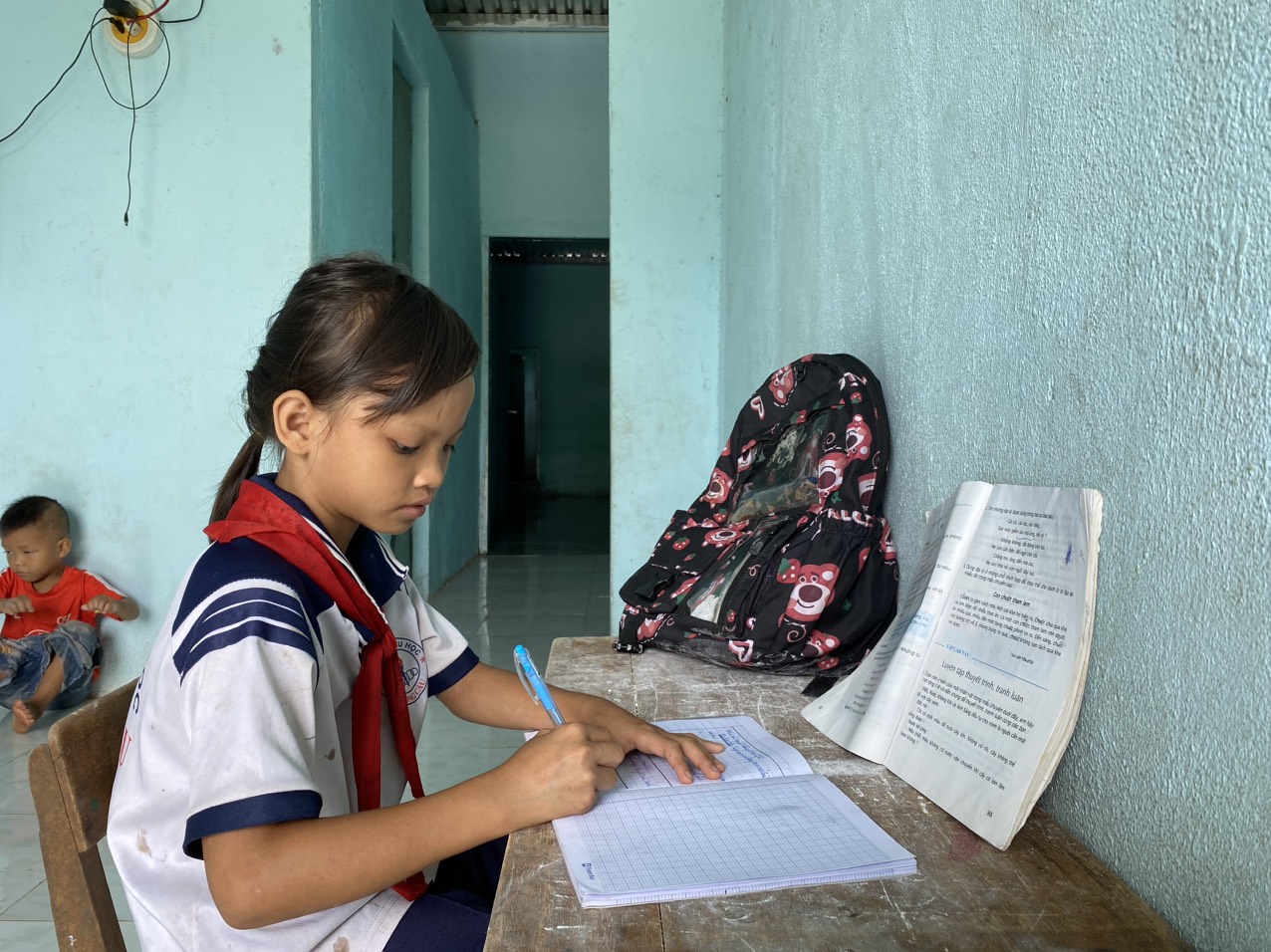 Em Hà Thị Thanh Thùy được Hội Khuyến học xã Sông Cầu hỗ trợ nhiều dụng cụ học tập.