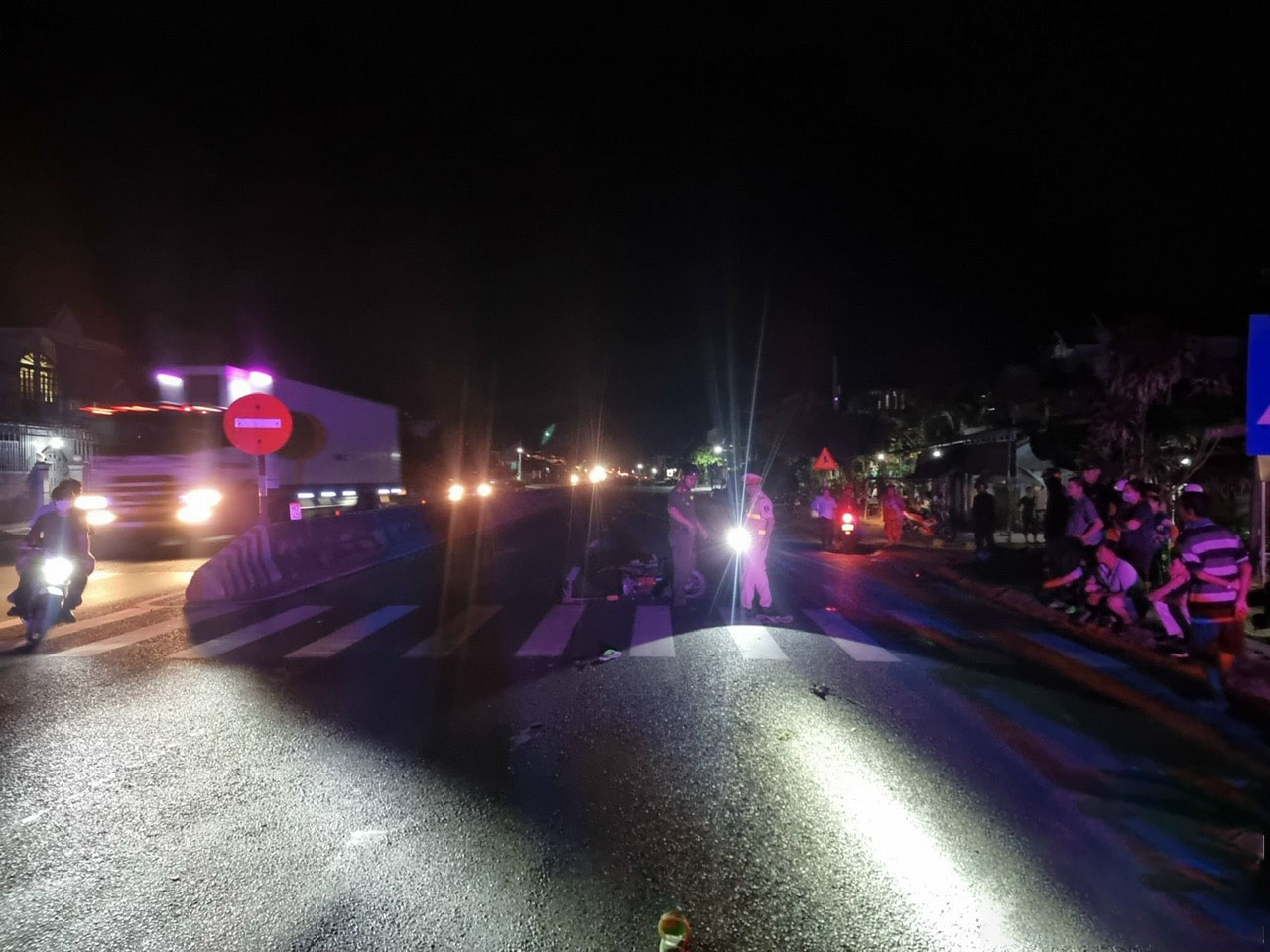 Hai mô tô va chạm trên Quốc lộ 1, 3 người thương vong