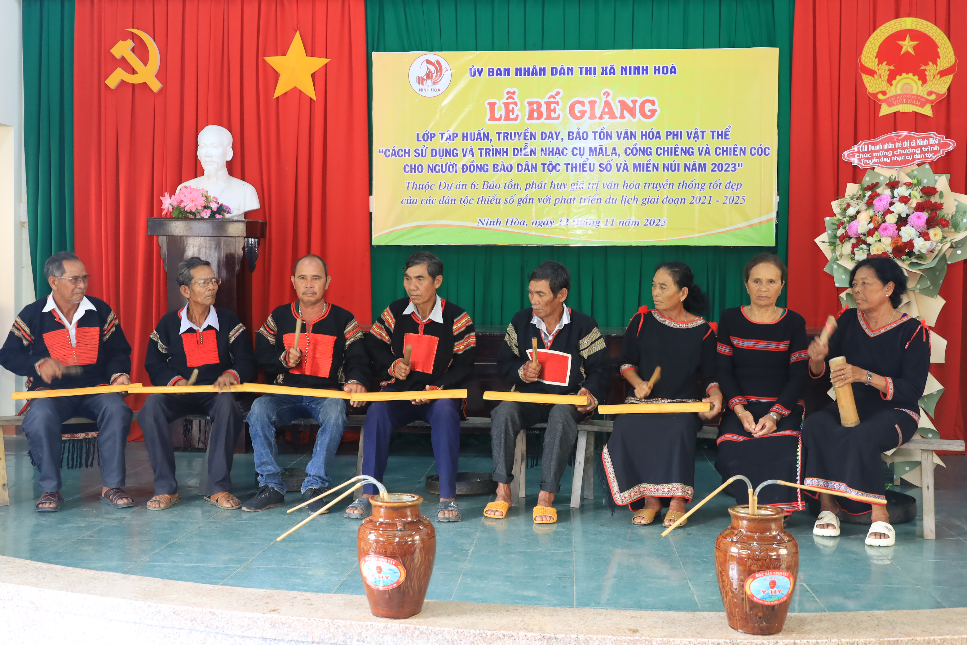 Đồng bào Ê đê ở xã Ninh Tây hòa tấu ching kok.