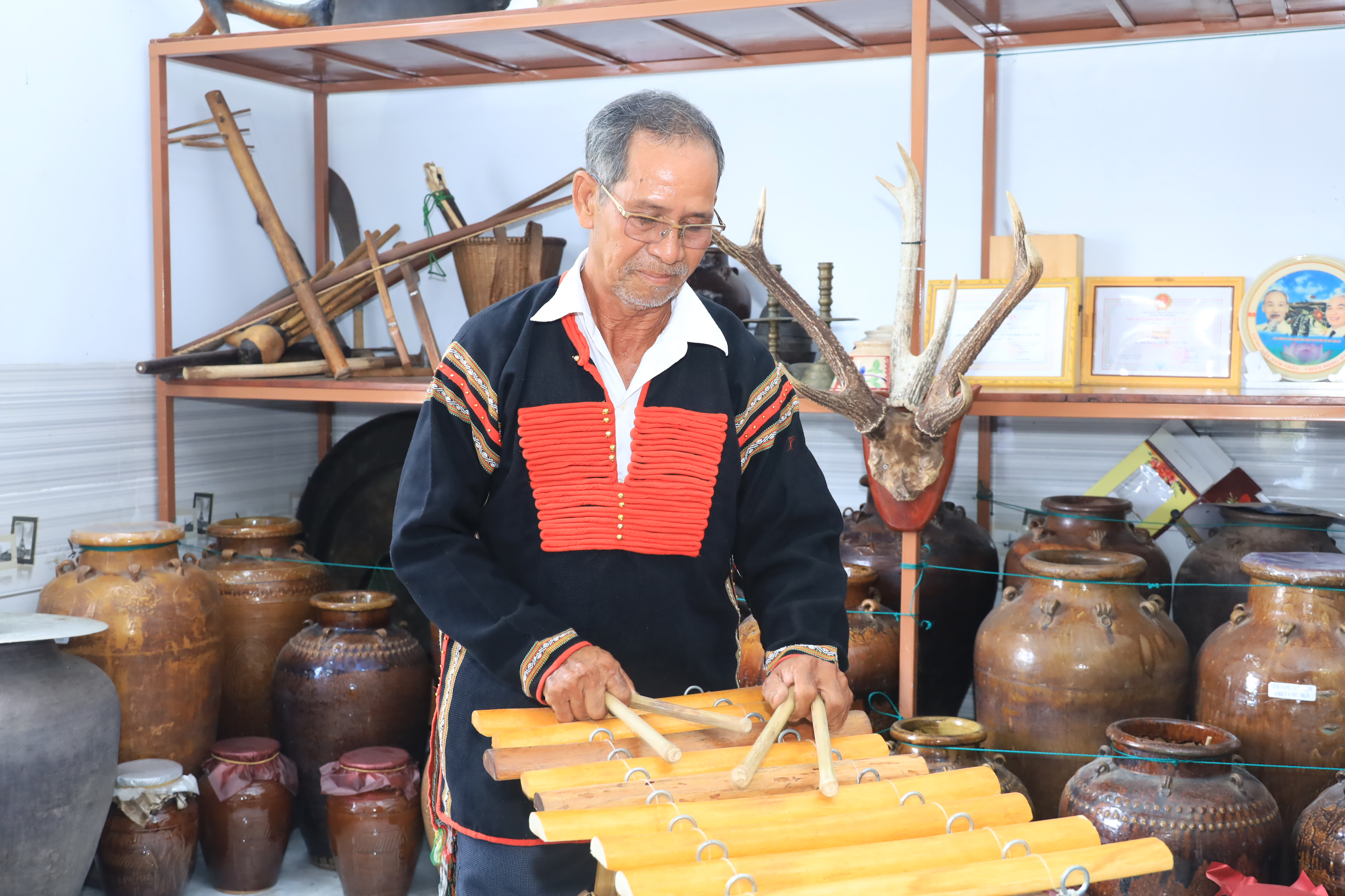 Nghệ nhân Y Guanh biểu diễn một bản nhạc từ dàn ching kok.