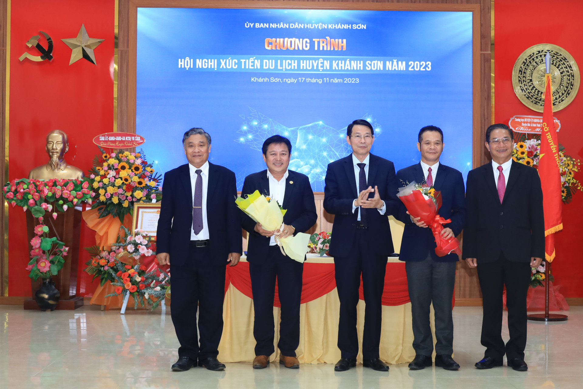 Đồng chí Đinh Văn Thiệu - Phó Chủ tịch UBND tỉnh tặng hoa chúc mừng lãnh đạo huyện Khánh Sơn và Hiệp hội Du lịch Nha Trang - Khánh Hòa đã ký kết thỏa thuận hợp tác phát triển du lịch.