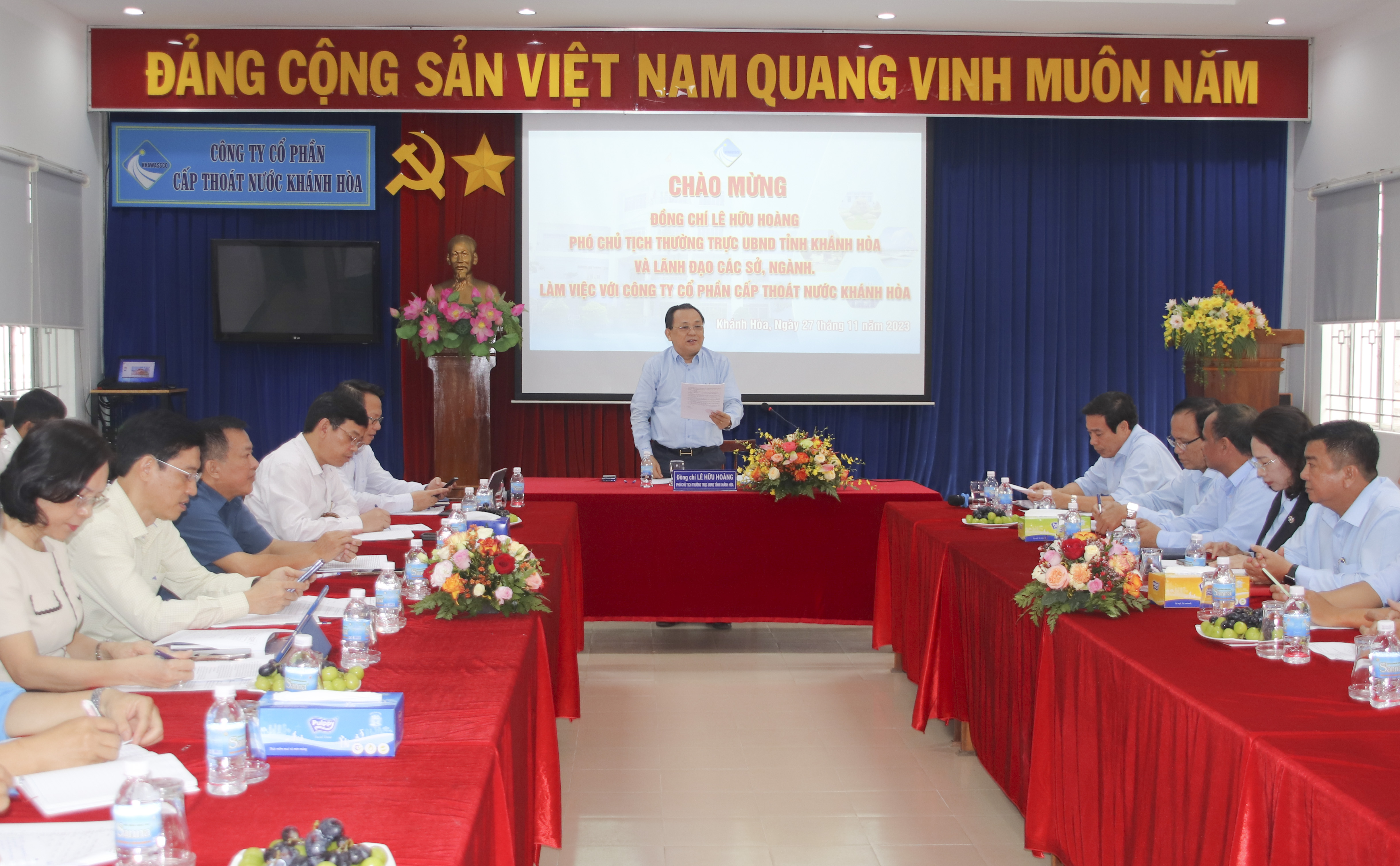 Ông Lê Hữu Hoàng làm việc với Công ty Cổ phần Cấp thoát nước Khánh Hòa