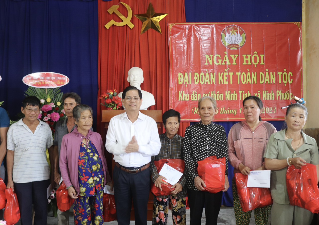 Ông Nguyễn Tấn Tuân - Phó Bí thư Tỉnh ủy, Chủ tịch UBND tỉnh Khánh Hòa:: Dự Ngày hội Đại đoàn kết toàn dân tộc tại thôn Ninh Tịnh, xã Ninh Phước