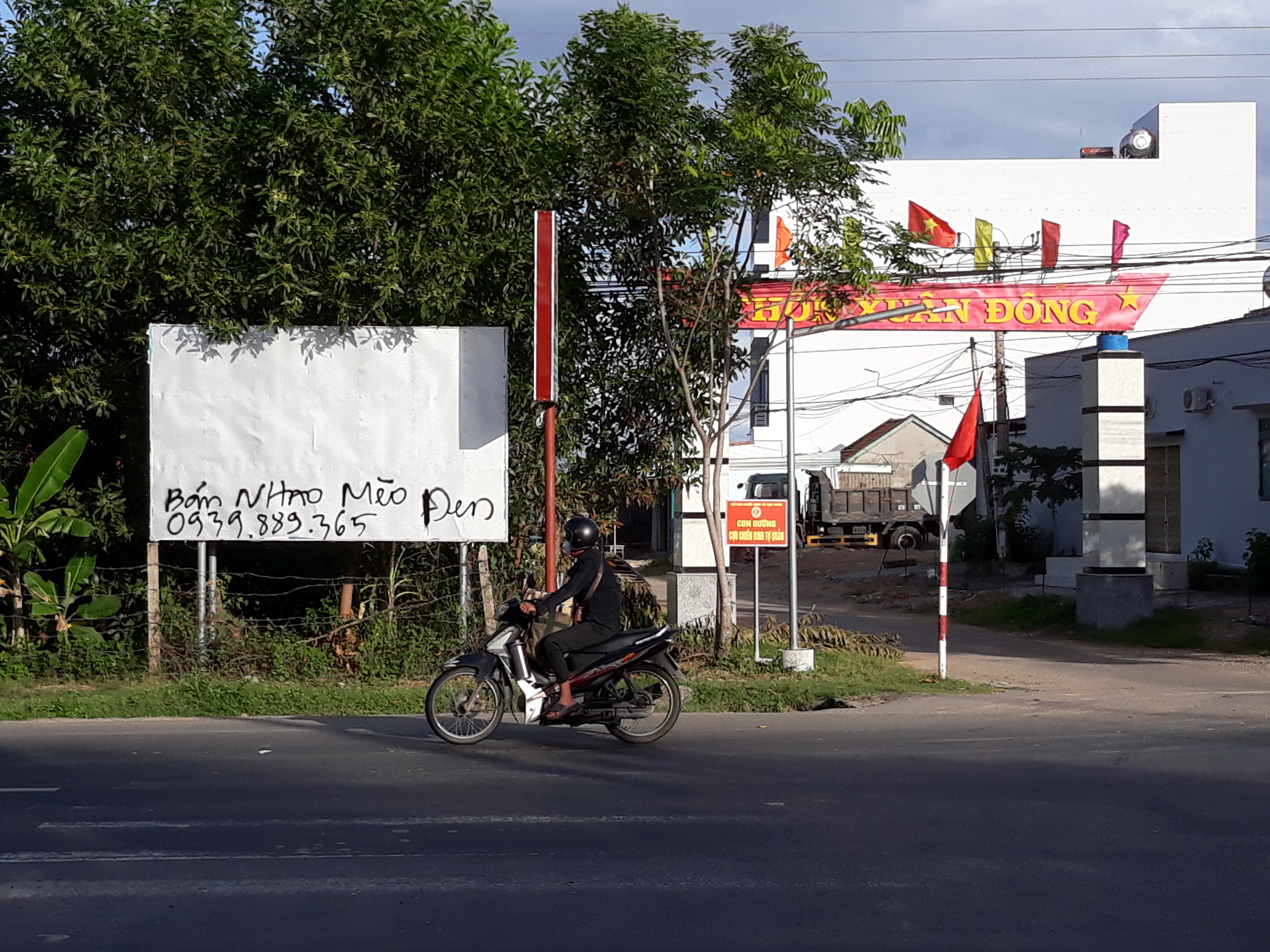 Pa nô tuyên truyền không còn nội dung