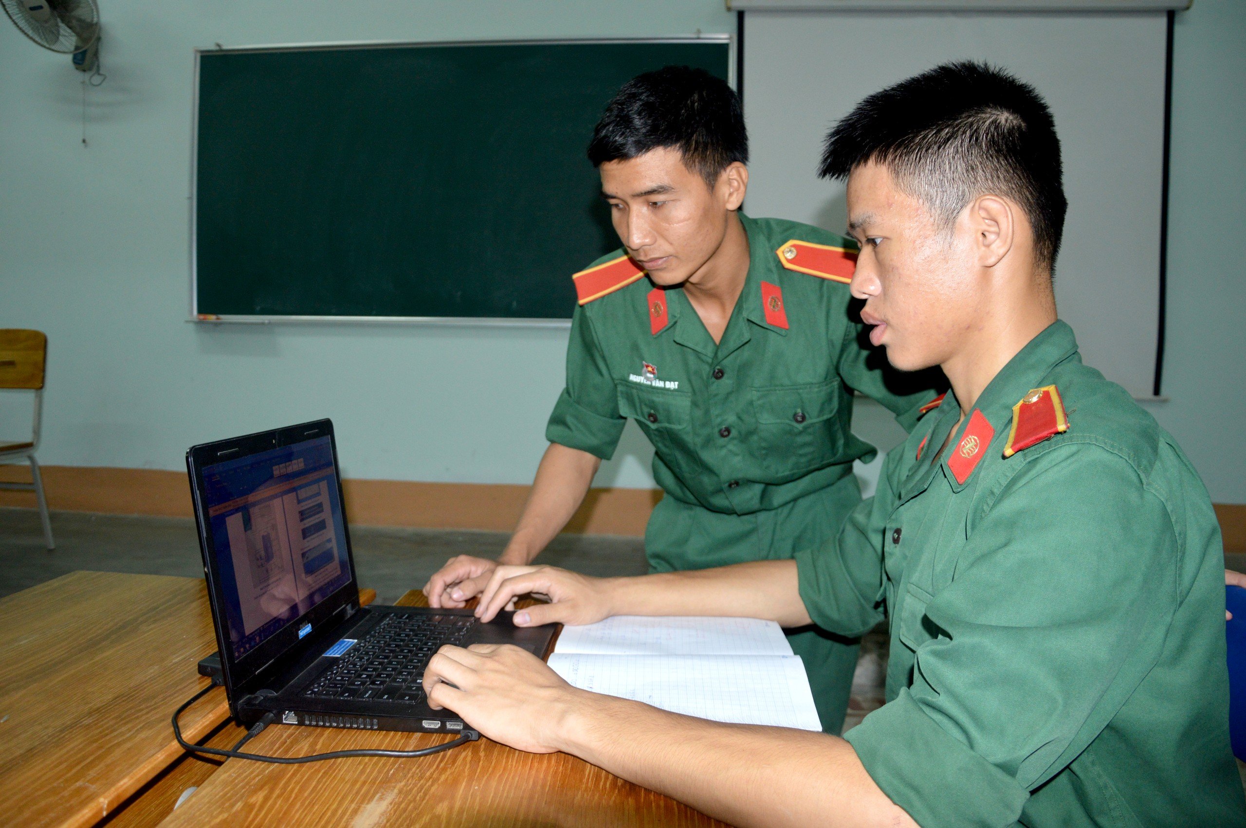 Trung sĩ Phạm Minh Tuấn và Thượng sĩ Nguyễn Văn Đạt.