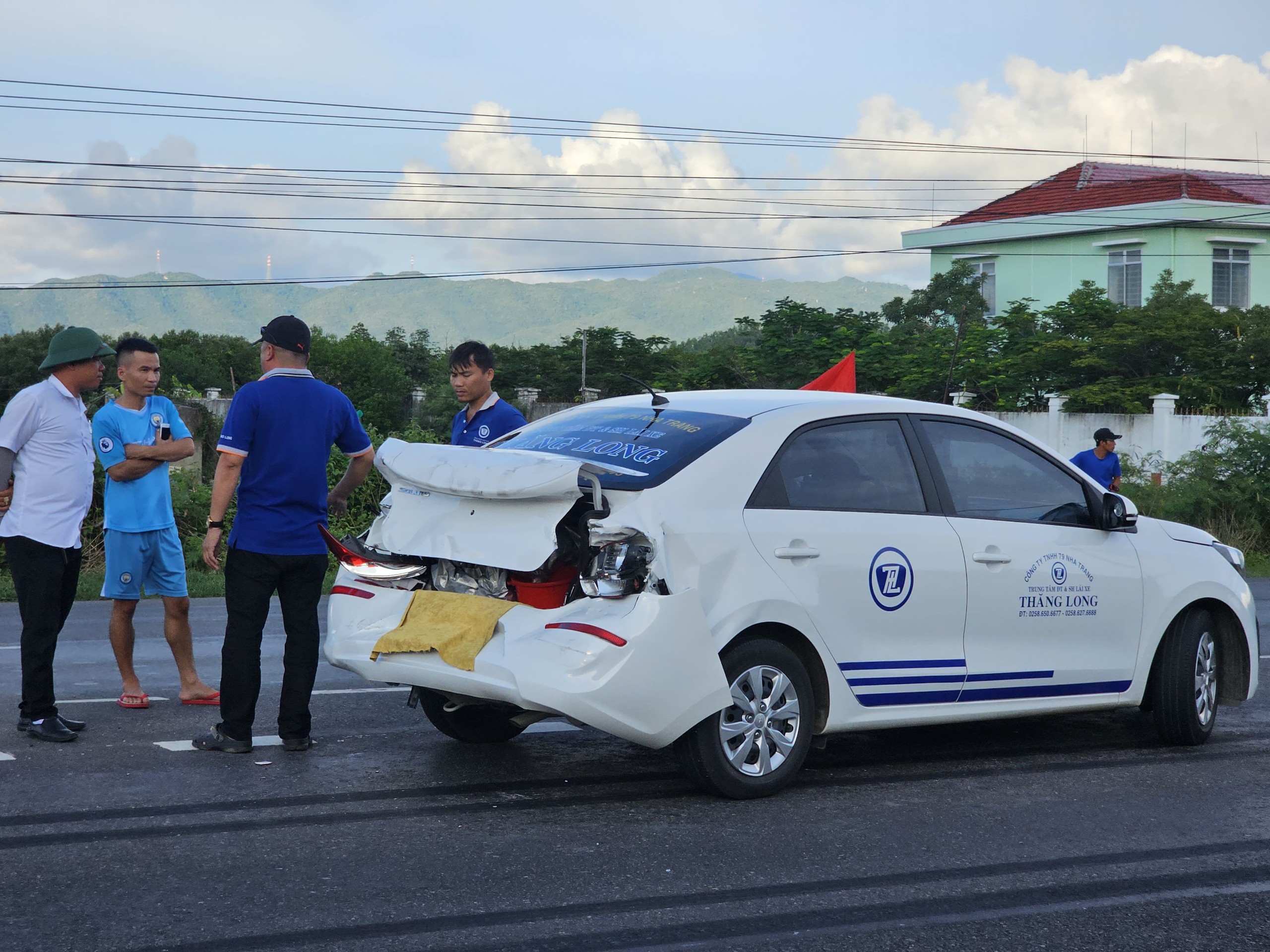 Xe tải tông xe ô tô tập lái trên Quốc lộ 1