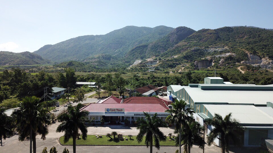 Nước khoáng kiềm thiên nhiên Đảnh Thạnh Vikoda được đóng chai ngay tại nguồn mỏ nước khoáng nằm dưới chân núi Hòn Chuông