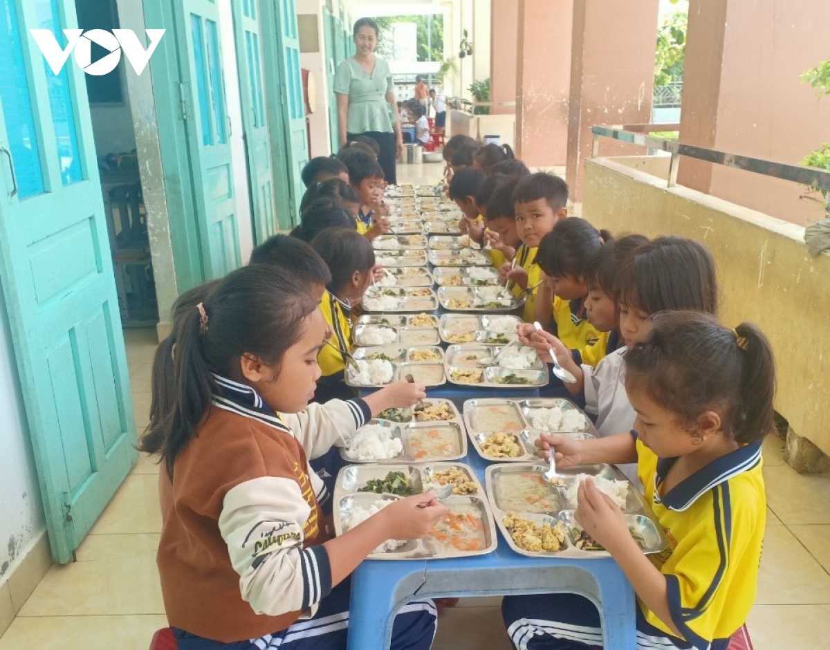 "Cấp gạo nuôi cơm, cầm tay chỉ việc" giúp đồng bào dân tộc thiểu số thoát nghèo