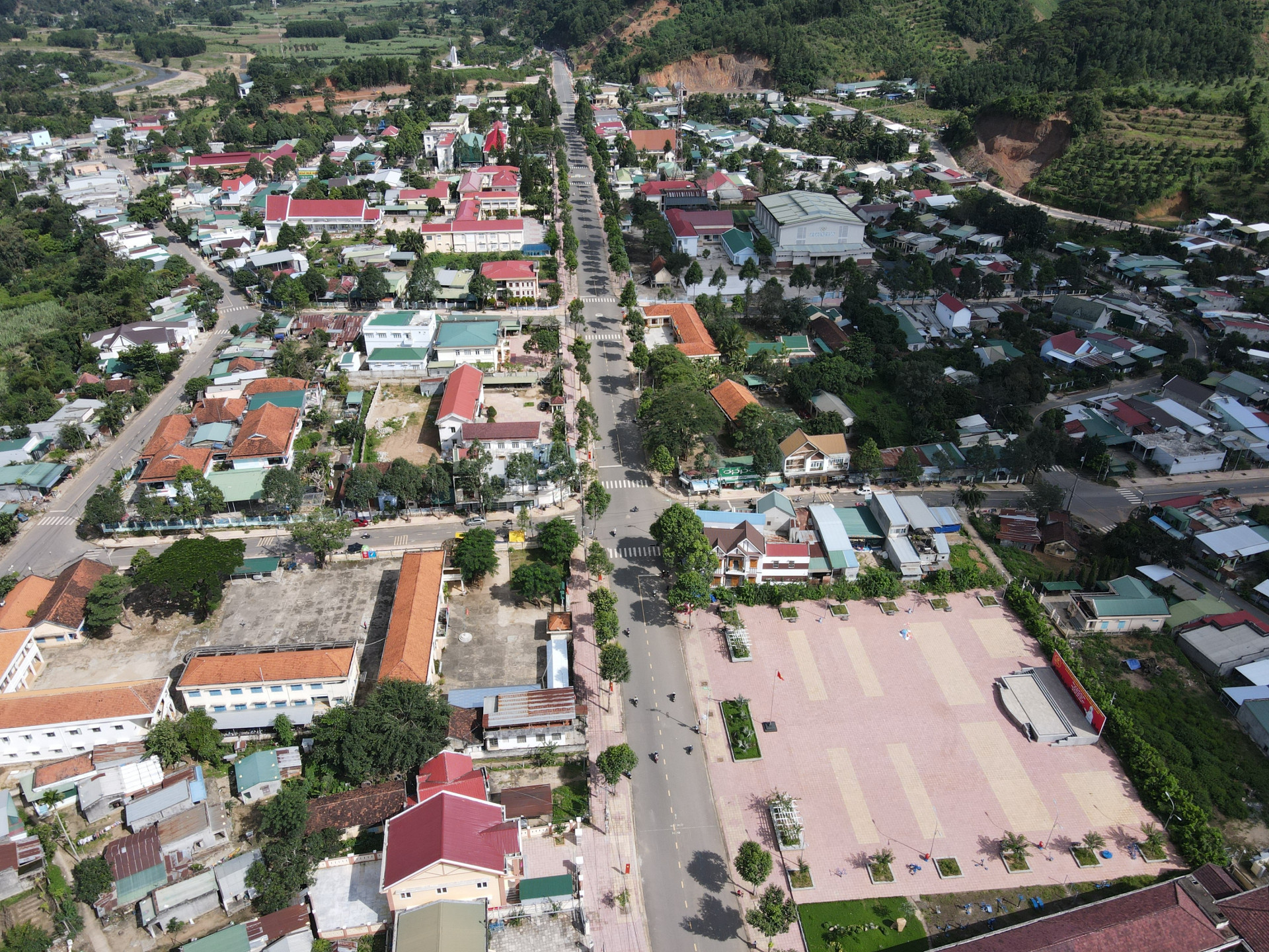 Một góc thị trấn Tô Hạp, huyện Khánh Sơn. Ảnh: V.T