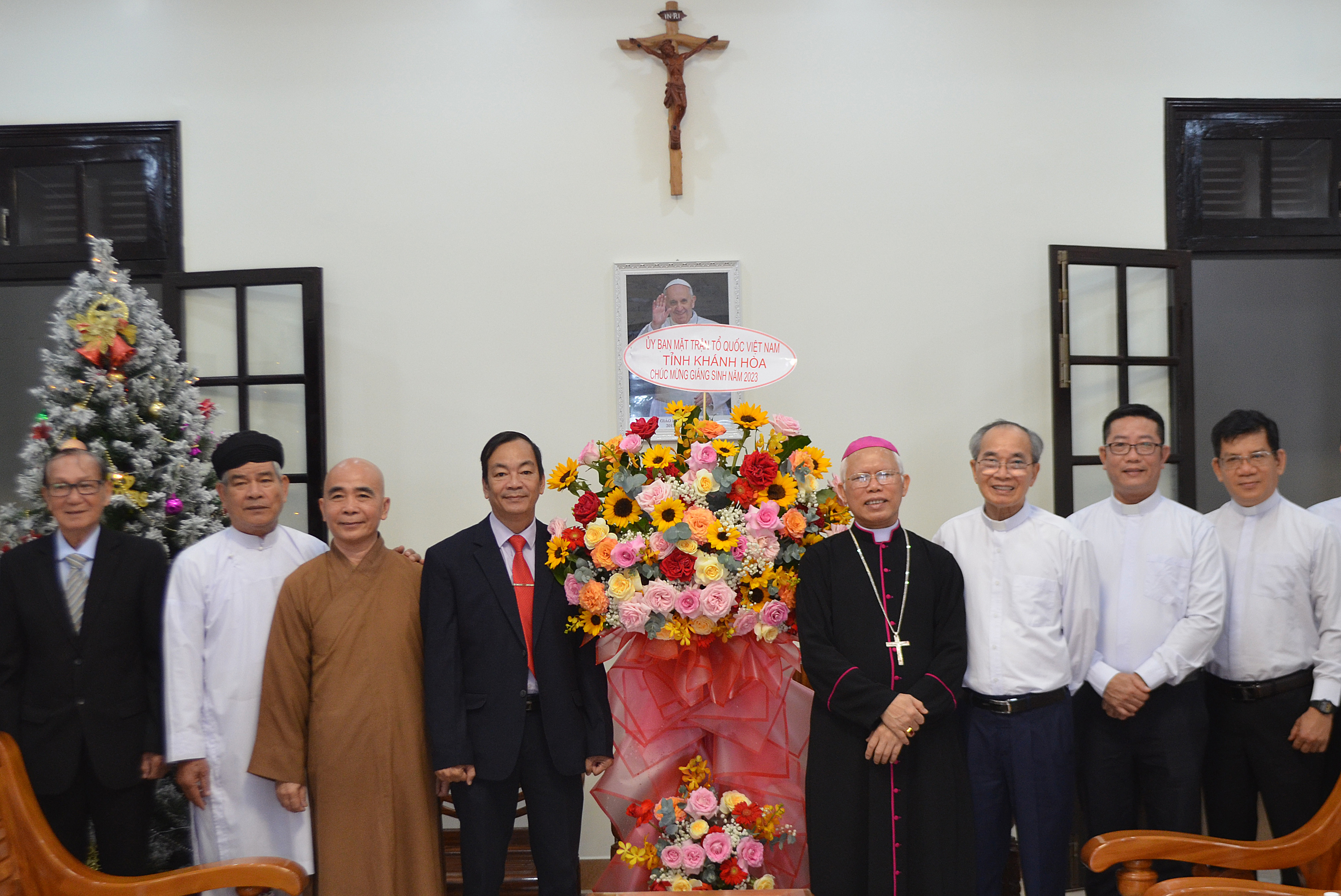 Thăm, tặng quà chúc mừng Giáng sinh các cơ sở tôn giáo