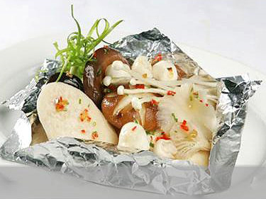 Mách bạn: Lưu ý khi dùng giấy bạc bọc thức ăn