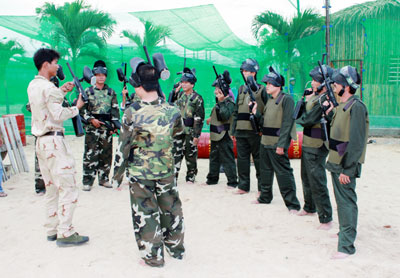 Người chơi được hướng dẫn cách sử dụng súng và luật chơi trước mỗi trận đấu.