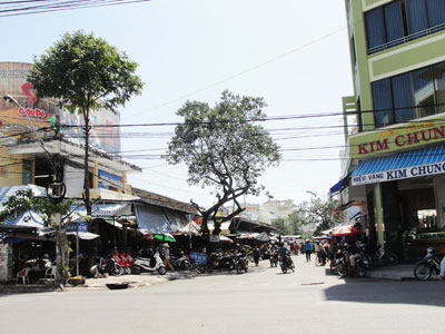 Đường Võ Trứ - một trong những tuyến đường cấm ô tô để phục vụ cho công tác thi công Dự án Cải thiện vệ sinh môi trường TP. Nha Trang.