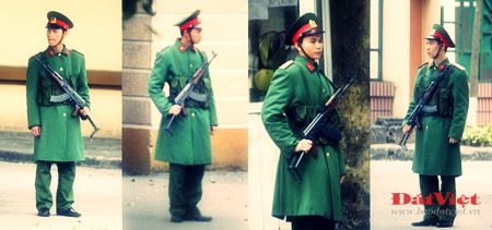 Các chiến sĩ cảnh vệ mặc quân phục chống rét mới. 