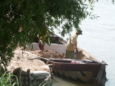 Các đối tượng khai thác cát trái phép hoạt động ngang nhiên trên sông Cái.