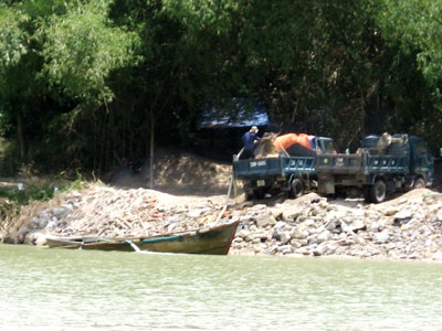 Quản lý chặt tình trạng khai thác cát trên địa bàn