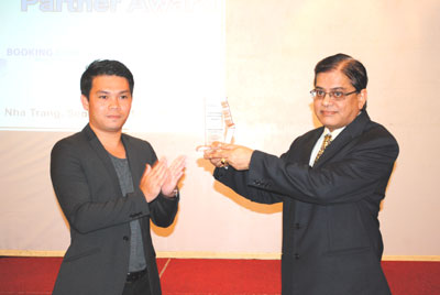 Ông Raju Nair Kurup, Giám đốc khách sạn Sunrise Nha Trang (bìa phải) đại diện nhận giải thưởng Đối tác khách sạn xuất sắc.
