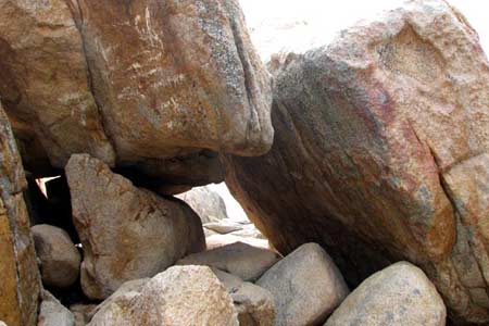 Hòn đá này nằm lơ lửng bao năm không xoay chuyển