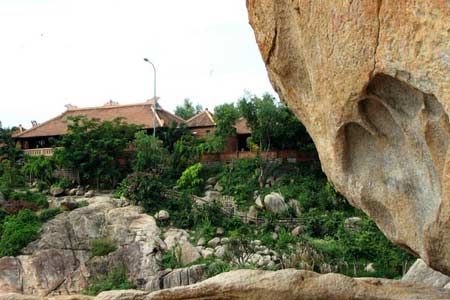 Dấu tay khổng lồ in trên đá trong truyền thuyết