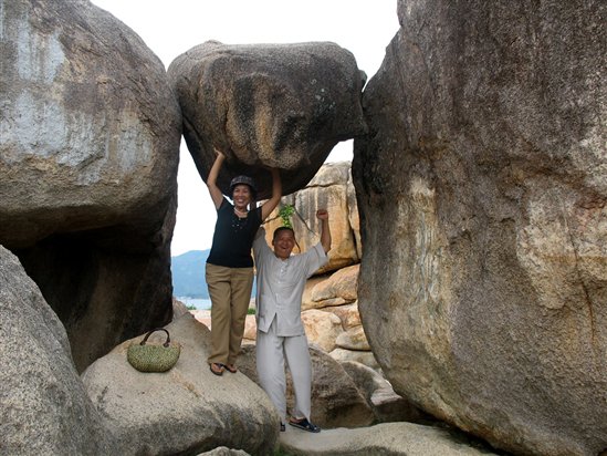 Du khách chụp ảnh lưu niệm tại Hòn Chồng.