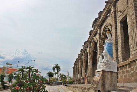 Khung cảnh đẹp như mơ bên ngoài hành lang nhà thờ