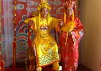 Du khách làm vua và hoàng hậu