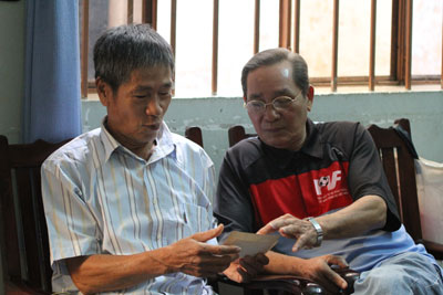 NhownHaauj vệ thép một thời của đội bóng Phú Khánh - cựu cầu thủ Nguyễn Văn Chiến (trái) ôn lại những kỷ niệm xưa với đồng đội