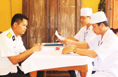 Tàu quân y khám, chữa bệnh cho cán bộ, chiến sĩ, nhân dân Trường Sa