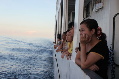 Ai cũng hồi hộp, mong ngóng nơi người thân mình đang công tác, sinh sống.